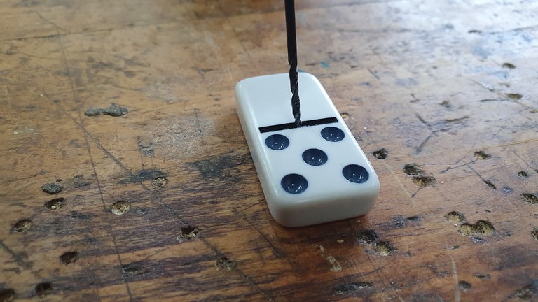 Dominosteine mittig durchbohren (2mm Bohrer)