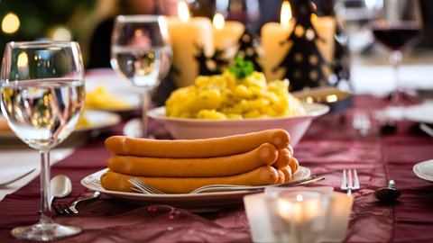 Kartoffelsalat und Würstchen auf der Weihnachtstafel
