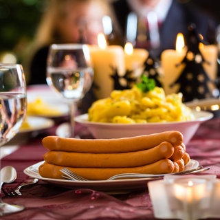 Kartoffelsalat und Würstchen auf der Weihnachtstafel