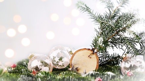Weihnachtsdeko: Tannenzweige, Weihnachtskugeln, Holzdeko