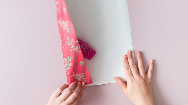 Papier mit der Rückseite nach oben legen. 