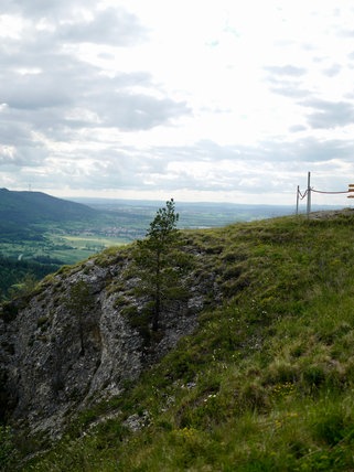 Der Aussichtspunkt Böllat auf der Schwäbischen Alb bei Burgfelden, Albstadt, lohnt sich für einen Ausflug. Er bietet einen herrlichen Blick von der Schwäbischen Alb hinab ins Tal.