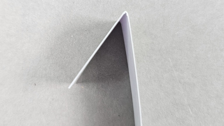 Den Streifen bei 2,5 cm einknicken und nun den Streifen hin und her zur Zickzackfalz falten, bis 5 ZackenBlütenspitzen gefaltet sind. Das übrige Papier abschneiden.