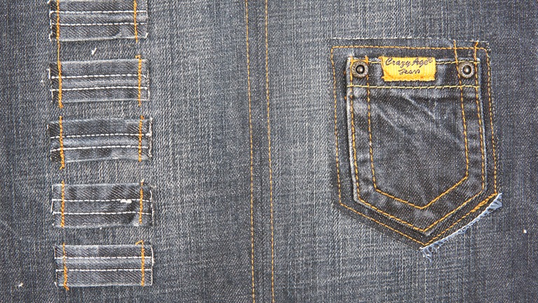 Sie können auch noch Label oder andere coole Details auf das äußere Seitenteil heften und feststeppen.
