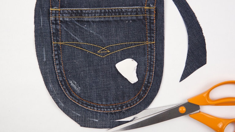 Die Taschen sauber mit 1 cm Abstand zu den Taschenkanten ausschneiden.  