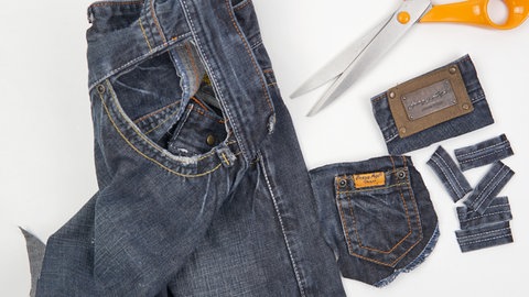 Schöne Label oder andere Details (Aufnäher, ein Stück Hosenbund etc.) von der Jeans abtrennen oder abschneiden.