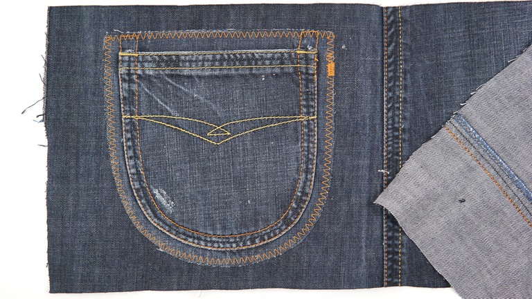 und die Taschen auf die rechte Stoffseite des äußeren Seitenteils aufbügeln. Die Taschen feststeppen, dabei rundum auf der einlagigen Nahtzugabe nähen, dann kommt Ihnen keine dicke Naht oder Niete in die Quere