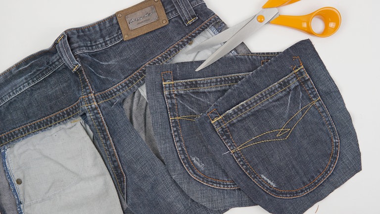 Die Gesäßtaschen grob und mit ca. 1,5 – 2,0 cm Abstand zu den Kanten aus der Jeans ausschneiden.