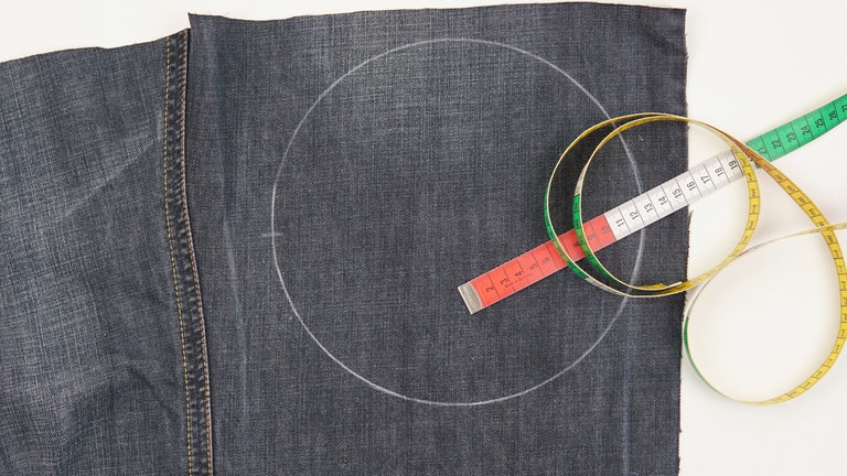 Den Umfang des Bodenstücks mit dem Maßband abmessen und notieren (hier sind es z.B. 71,5 cm).