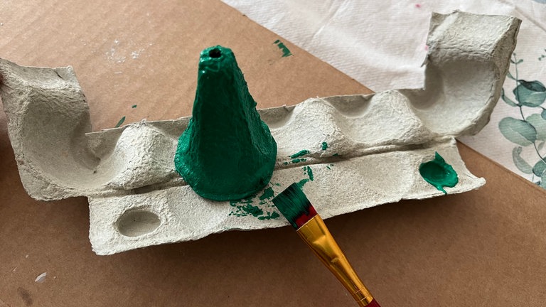 Die Kartonspitzen mit Acrylfarbe bemalen und trocknen lassen.