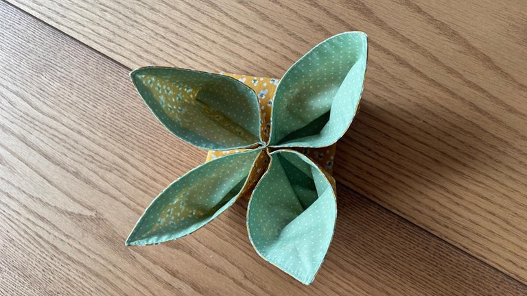 sodass die Ecken aufeinandertreffen. In der Mitte einen zweiten Riegel nähen (ca. 1,5cm).