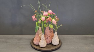 Kleine Tonvasen mit bunten Blüten