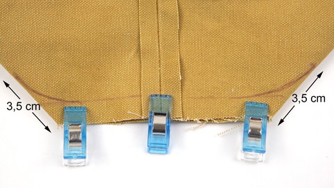 Sie können die Bodenecken einfach gerade durchsteppen, oder Sie entscheiden sich für eine leicht gerundete Optik. Dafür an den Ecken 3,5 cm abmessen und eine Rundung einzeichnen, die direkt an den Kanten endet.