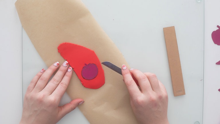 Mit einem Küchenmesser die Form des Gemüses aus der Modelliermasse ausschneiden - entweder freihand oder eine Vorlage benutzen.