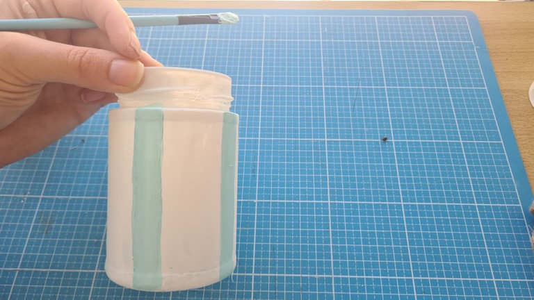 un mit hellem türkis auf die bereits getrocknete Farbe die Streifen malen. Dabei ausreichend Platz für den nächsten Streifen lassen. 