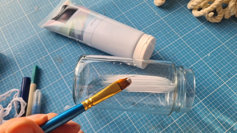 Das Glas mit einer dünnen Schicht Acrylfarbe bemalen und trocknen lassen. 