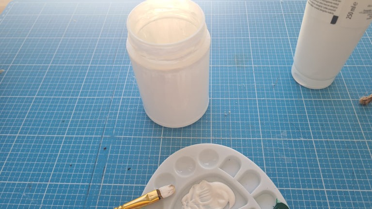 Das Glas mit weißer Acrylfarbe bemalen. Bei Bedarf wiederholen.