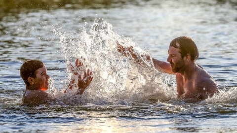 Vater und Sohn toben im Wasser. Wer in Baden-Württemberg bei Hitze im Sommer nach Abkühlung sucht, wird hier fündig: Baggerseen, Flüsse und Freibäder zum Baden und Schwimmen. SWR1 Baden-Württemberg hat für euch die schönsten Badeseen, Strandbäder, Fluss-Badestellen und Baggerseen zusammengestellt - von Karlsruhe, Rhein-Neckar-Kreis, Heidelberg, Mannheim und Heilbronn, Neckar-Odenwald, Hohenlohe bis in den Main-Tauber Kreis - vom Bodensee, Freiburg, Schwarzwald bis Reutlingen, Tübingen, Sigmaringen, Zollernalb, Alb-Donau, Ulm und Ostalb.
