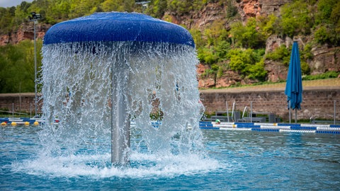 Ein Wasserpilz sprudelt im Freibad Nord in Trier | Eure Freibad- und Badesee-Geheimtipps in Rheinland-Pfalz