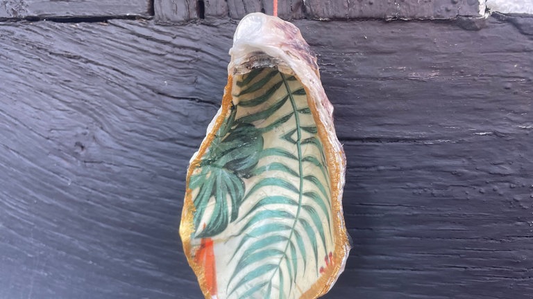 Nacheinander die Muscheln einer äußeren Reihe auf die Baumwollkordel auffädeln und verknoten. 