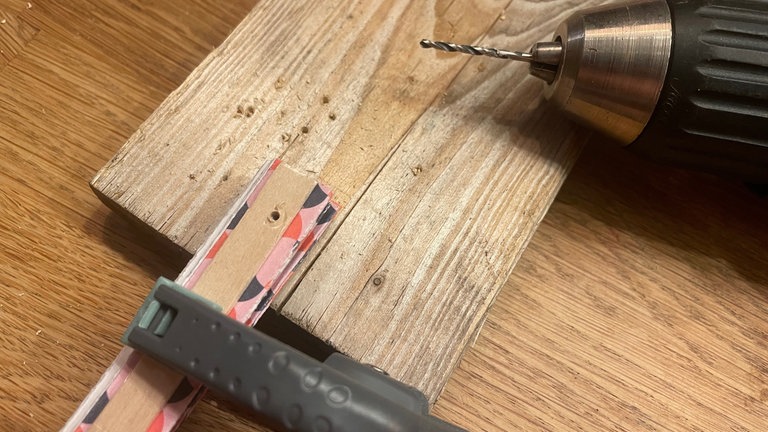 Etwa 1 cm vom Rand entfernt durch den gesamten Fächer ein Loch bohren. 