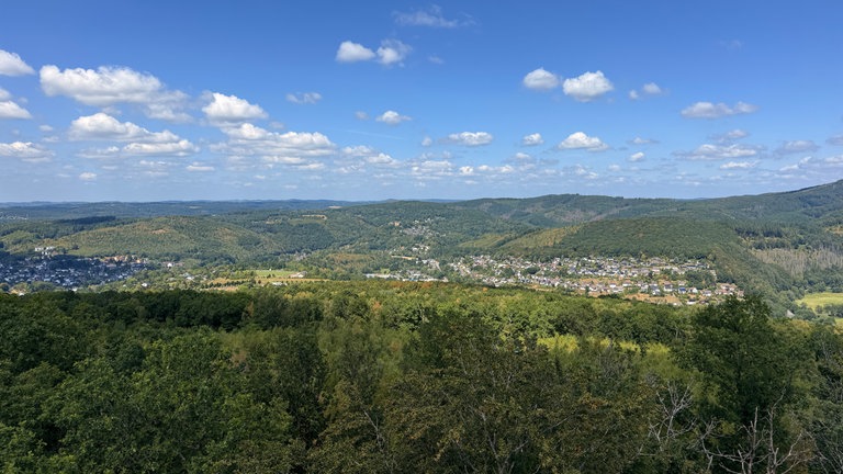 Vom Otto-Turm aus hat man eine fantastische Aussicht auf die Westerwald-Höhen.