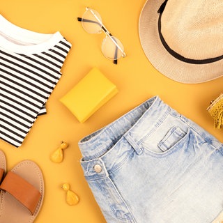 Sommerkleidung .- T-Shirt, Shorts, Sandalen