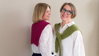 Zwei Frauen mit Matrosenkragen