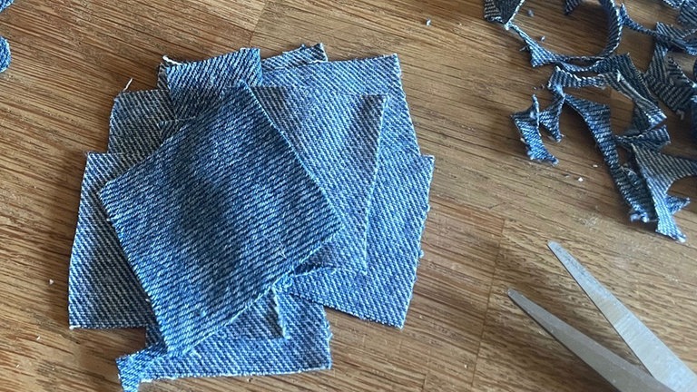 Aus dem Jeansstoff kleine Quadrate (ca. 4 x 4 cm) schneiden.