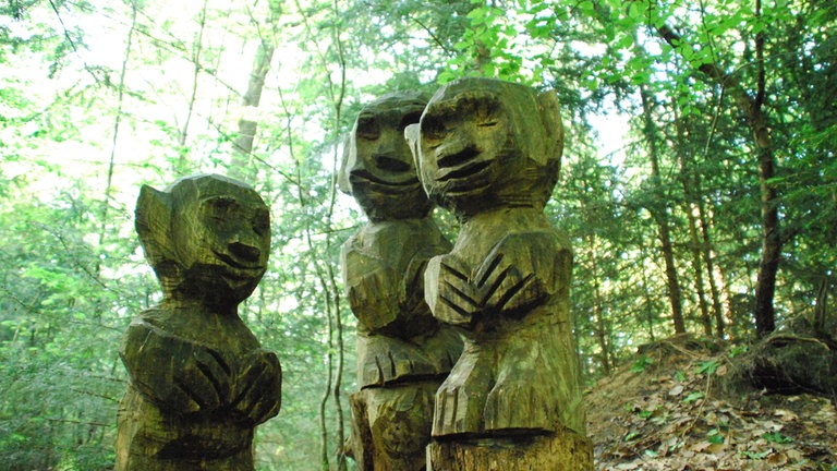 Ein Tor markiert den Eingang zum Zauberwald bei Fichtenau. Hier begegnen Wanderer Zwergen, Hexen und anderen Fabelwesen.