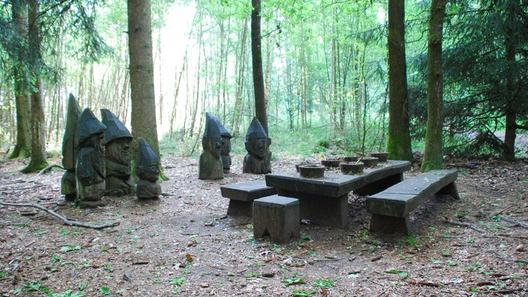 Ein Tor markiert den Eingang zum Zauberwald bei Fichtenau. Hier begegnen Wanderer Zwergen, Hexen und anderen Fabelwesen.