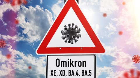 Warnschild mit den Namen mehrerer Corona-Sybvarianten. Die neue Corona-Variante Nimbus ist nur eine von vielen Varianten im Umlauf.