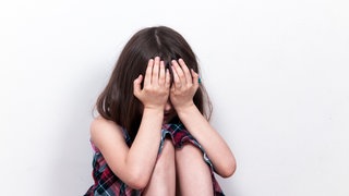Verzweifeltes Mädchen. Traumatisierte Kinder werden misstrauische Erwachsene.