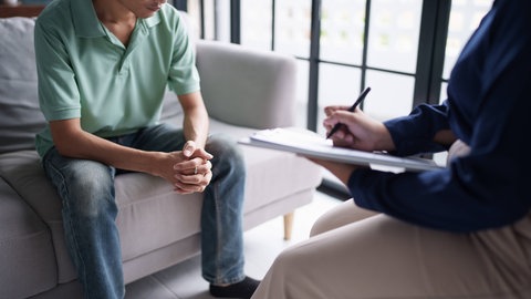 Therapie Gespräch mit einem Patienten in einer Suchtklinik, Cannabis Sucht, Psychosen, Legalisierung