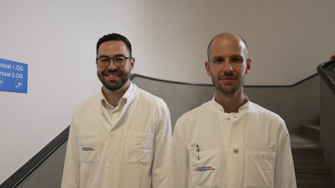 Die Radiologen Matthias Jung (links) und Jakob Weiß (rechts) von der Uniklinik Freiburg entwickelten ein KI-Modell, das Körperscans analysiert und so Hinweise auf das Sterberisiko liefert.