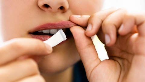 Die Tabakindustrie nutzt die Gesetzeslücke gnadenlos aus und richtet ihre Werbung und Marketingstrategie für Snus voll auf Jugendliche aus.