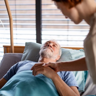 Krankenhauskeime sind im Privatbereich meist kein Problem. Sie sind ein Problem des Krankenhauses. Nach einem Klinikaufenthalt sollten sie ihre Wäsche mit 60 °C ohne Vorwaschgang waschen und ein Vollwaschmittel verwenden.