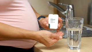 Für Frauen gilt die Empfehlung, in der Schwangerschaft Folsäure zu sich zu nehmen. Schwangere sollten 400 µg zusätzlich in Tablettenform einnehmen. Die Folsäure ist wichtig, um Neuralrohrdefekte zu vermeiden, also zum Beispiel einen offenen Rücken.