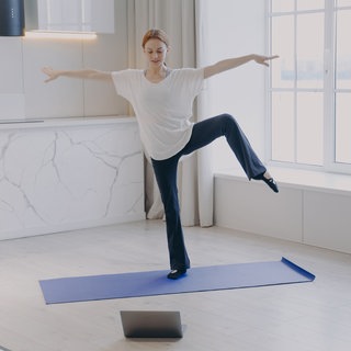 Frau triniert ihre Balance mit Pilates