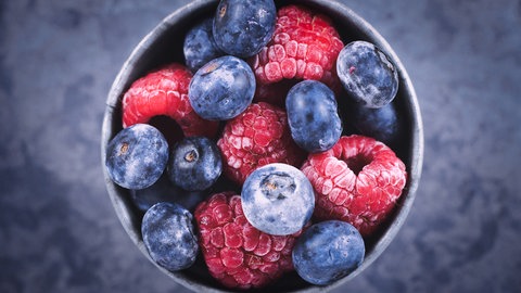 Tiefgekühlte Beeren: Himbeeren und Blaubeeren