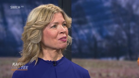 Regina Saur zeigt Yoga-Übungen