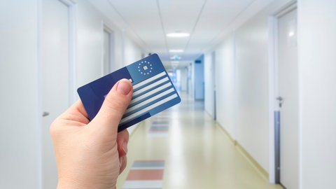 Krankenkassenkarte vor Krankenhausflur