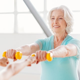 Ältere Frau macht Krafttraining