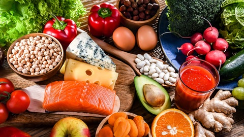 Gesunde Lebensmittel wie Lachs, Gemüse, Eier oder Hülsenfrüchte wirkt sich positiv auf unsere Stimmung aus.