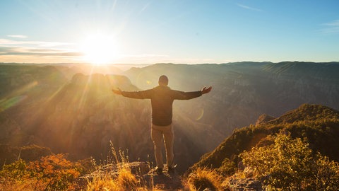 Sonne tanken wirkt sich positiv auf unsere Stimmung aus. Gerade im Herbst und Winter ist Tageslicht sehr wichtig.