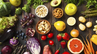 Buntes Gemüse, Obst und Nüsse | Ernährungs-Doc Riedl: Diese Ernährung unterstützt die Krebstherapie