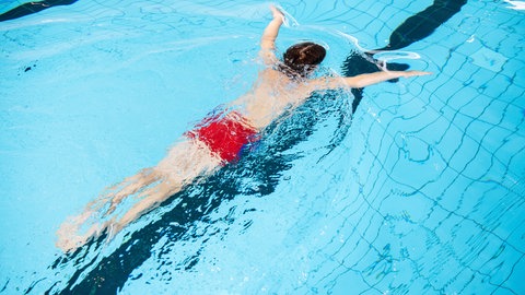 Für 10 Cent ins Freibad und kostenlose Schwimmkurse. Das hat Bürgermeister Andreas Müller und sein Gemeinderat beschlossen.