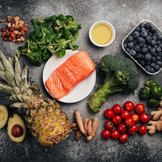 verschiedene Lebensmittell, wie Fisch, Brokkoli, Salat, Tomaten oder Avocado können das Immunssystem stärken