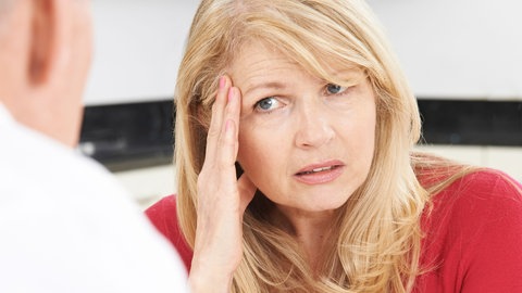 Eine Frau im Gespräch beim Gynäkologen. Die Wechseljahre beschreiben die hormonelle Umstellung im weiblichen Körper am Ende der fruchtbaren Lebensphase. Bei einem Drittel der Frauen ist der Leidensdruck hoch in der Zeit.