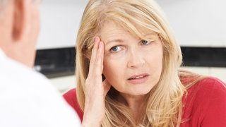 Eine Frau im Gespräch beim Gynäkologen. Die Wechseljahre beschreiben die hormonelle Umstellung im weiblichen Körper am Ende der fruchtbaren Lebensphase. Bei einem Drittel der Frauen ist der Leidensdruck hoch in der Zeit.